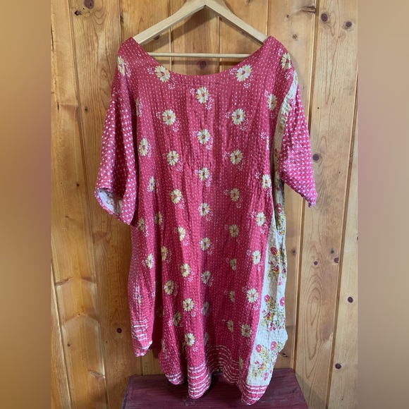 Kantha Bae Oversized Tunic in red & cream with flowers - Picture 2 of 8